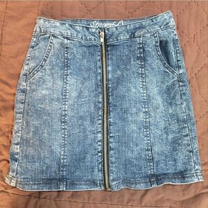 Trendy Special A blue denim mini skirt - size small, zip-up front